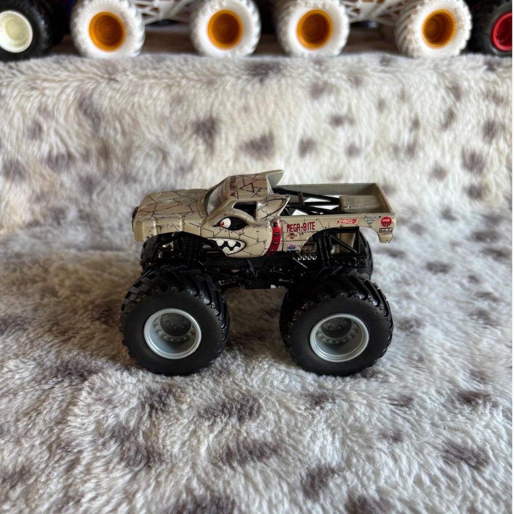 Hot Wheels Monster Jam Mega-Bite Monster Truck 1:64 Die-Cast Tan Shark Mouth